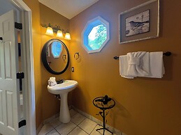 Secluded Cabin for 10 in Chalet Village + Hot Tub!