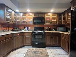 Secluded Cabin for 10 in Chalet Village + Hot Tub!