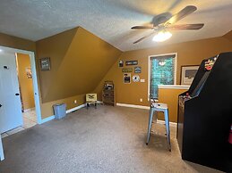 Secluded Cabin for 10 in Chalet Village + Hot Tub!