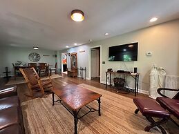 Secluded Cabin for 10 in Chalet Village + Hot Tub!