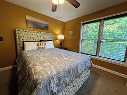 Secluded Cabin for 10 in Chalet Village + Hot Tub!