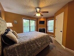 Secluded Cabin for 10 in Chalet Village + Hot Tub!