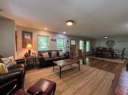 Secluded Cabin for 10 in Chalet Village + Hot Tub!