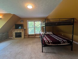 Secluded Cabin for 10 in Chalet Village + Hot Tub!