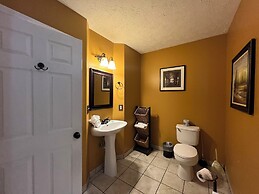 Secluded Cabin for 10 in Chalet Village + Hot Tub!