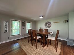 Secluded Cabin for 10 in Chalet Village + Hot Tub!