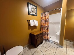 Secluded Cabin for 10 in Chalet Village + Hot Tub!