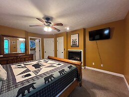 Secluded Cabin for 10 in Chalet Village + Hot Tub!