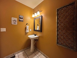 Secluded Cabin for 10 in Chalet Village + Hot Tub!