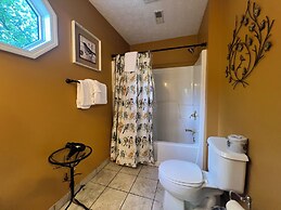 Secluded Cabin for 10 in Chalet Village + Hot Tub!