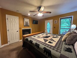 Secluded Cabin for 10 in Chalet Village + Hot Tub!