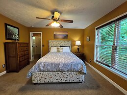 Secluded Cabin for 10 in Chalet Village + Hot Tub!