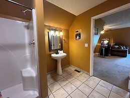 Secluded Cabin for 10 in Chalet Village + Hot Tub!