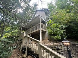 Secluded Cabin for 10 in Chalet Village + Hot Tub!