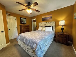 Secluded Cabin for 10 in Chalet Village + Hot Tub!