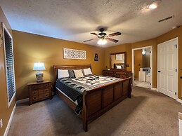 Secluded Cabin for 10 in Chalet Village + Hot Tub!