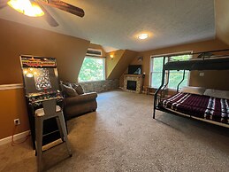 Secluded Cabin for 10 in Chalet Village + Hot Tub!