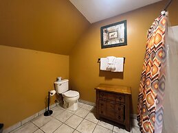 Secluded Cabin for 10 in Chalet Village + Hot Tub!