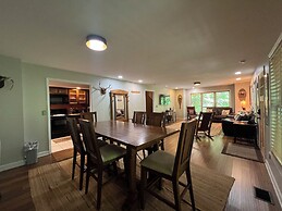 Secluded Cabin for 10 in Chalet Village + Hot Tub!