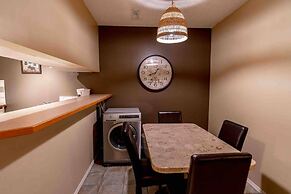 Mountain View Walk to all in Canmore Canada