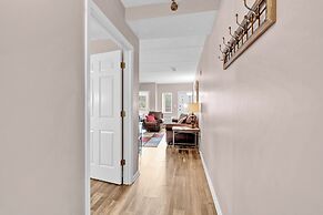 Trendy 2 BDR Condo w/ Pool + Hot Tub Near Downtown