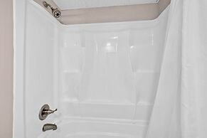 Trendy 2 BDR Condo w/ Pool + Hot Tub Near Downtown