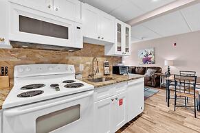 Trendy 2 BDR Condo w/ Pool + Hot Tub Near Downtown