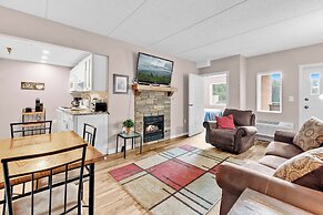 Trendy 2 BDR Condo w/ Pool + Hot Tub Near Downtown