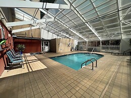 Trendy 2 BDR Condo w/ Pool + Hot Tub Near Downtown