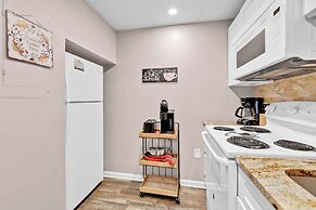 Trendy 2 BDR Condo w/ Pool + Hot Tub Near Downtown