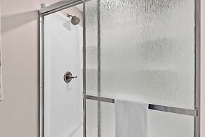 Trendy 2 BDR Condo w/ Pool + Hot Tub Near Downtown