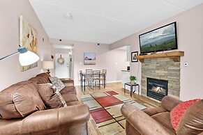 Trendy 2 BDR Condo w/ Pool + Hot Tub Near Downtown