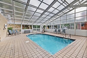 Trendy 2 BDR Condo w/ Pool + Hot Tub Near Downtown
