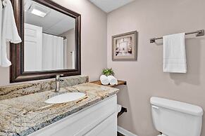 Trendy 2 BDR Condo w/ Pool + Hot Tub Near Downtown