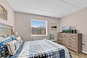 Trendy 2 BDR Condo w/ Pool + Hot Tub Near Downtown