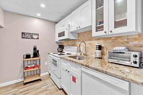 Trendy 2 BDR Condo w/ Pool + Hot Tub Near Downtown