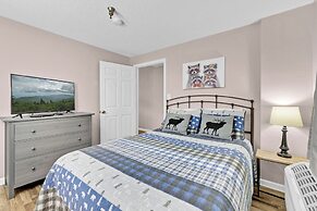 Trendy 2 BDR Condo w/ Pool + Hot Tub Near Downtown