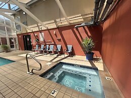 Trendy 2 BDR Condo w/ Pool + Hot Tub Near Downtown