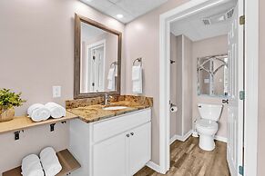 Trendy 2 BDR Condo w/ Pool + Hot Tub Near Downtown