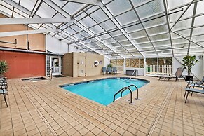 Trendy 2 BDR Condo w/ Pool + Hot Tub Near Downtown