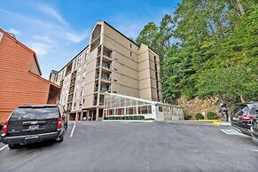 Trendy 2 BDR Condo w/ Pool + Hot Tub Near Downtown