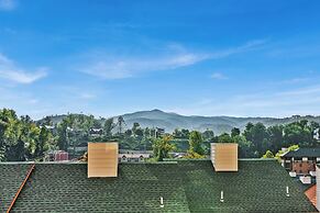 Trendy 2 BDR Condo w/ Pool + Hot Tub Near Downtown