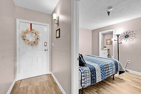 Trendy 2 BDR Condo w/ Pool + Hot Tub Near Downtown
