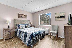 Trendy 2 BDR Condo w/ Pool + Hot Tub Near Downtown