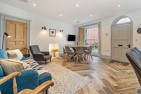 Windermere House - Sea Views Close to Harbour