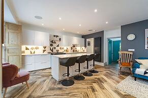 Windermere House - Sea Views Close to Harbour