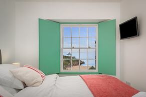 Windermere House - Sea Views Close to Harbour