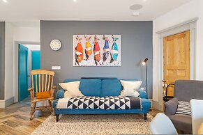 Windermere House - Sea Views Close to Harbour