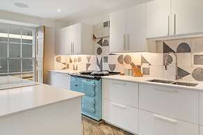 Windermere House - Sea Views Close to Harbour