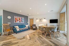 Windermere House - Sea Views Close to Harbour